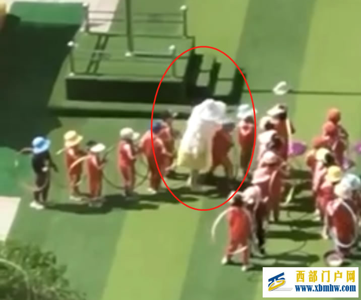 甘肃一幼儿园教师粗暴拉扯打骂幼童,最新通报:解聘涉事教师(图1) 甘肃一幼儿园教师粗暴拉扯打骂幼童,最新通报:解聘涉事教师(图1)