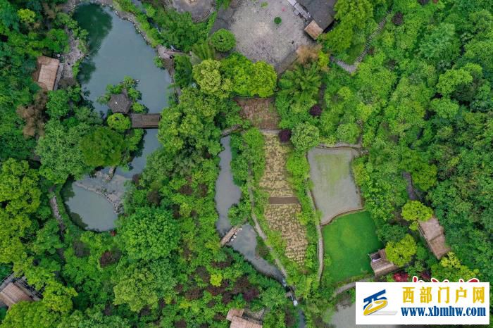 重庆酉阳退化天坑成世外桃源(图1) 重庆酉阳退化天坑成世外桃源(图1)