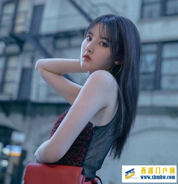 宋祖儿在阳台晒自拍照，无意中曝光豪宅内景，说不羡慕那是假的！(图1)