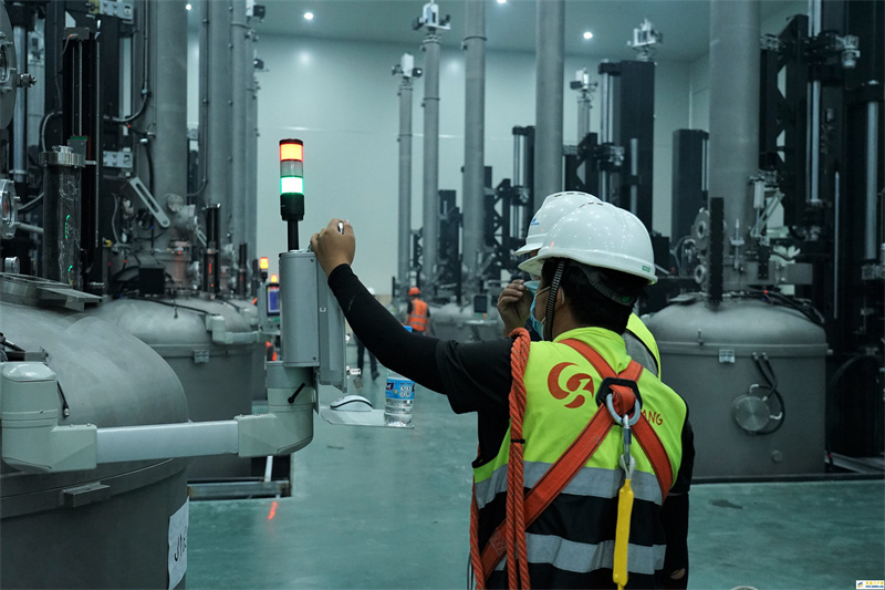 新华全媒+丨青海西宁光伏产业抢抓夏季生产建设窗口期(图1)