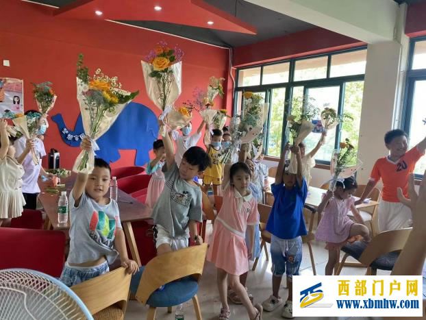 成都市温江区万春镇天乡路社区关工委开展“童心绘创城 ?花香映文明”主题活动(图2) 图片2.jpg