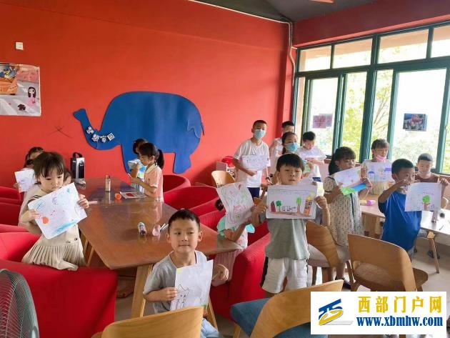 成都市温江区万春镇天乡路社区关工委开展“童心绘创城 ?花香映文明”主题活动(图3) 图片3.jpg