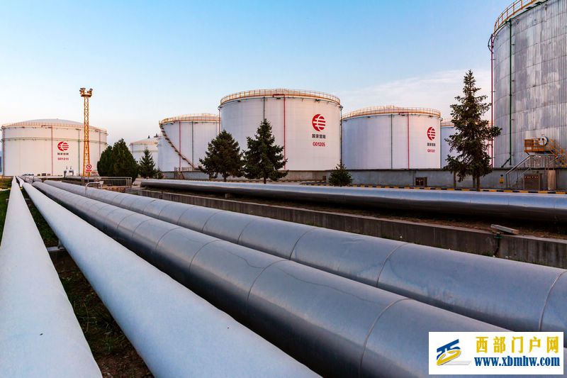 国家管网:西部能源大动脉兰成渝管道20年累计输油超1.2亿吨(图2) 兰成渝管道首站兰州输油站36万方储油罐区。荣波 摄影 (2).jpg