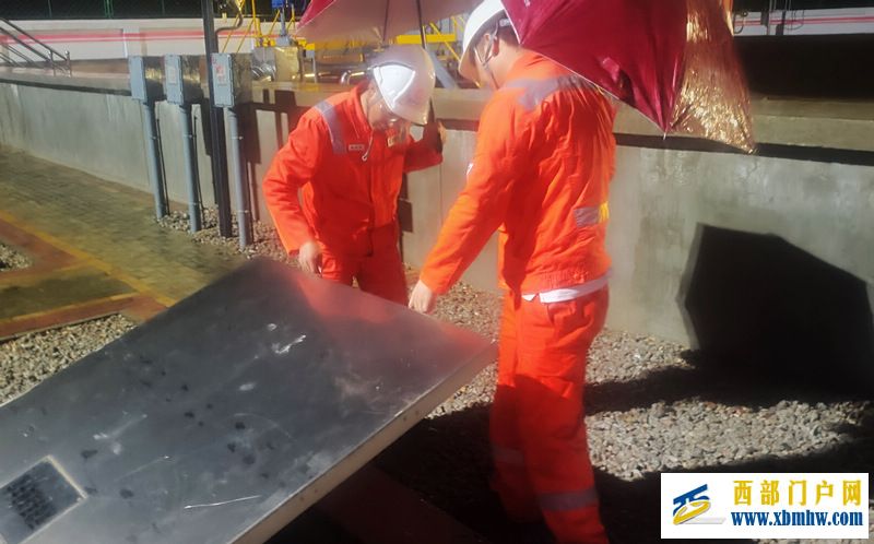 国家管网兰州输油气分公司:未雨绸缪,全面织牢防汛“安全网”(图2) 查看排雨系统运行情况。.jpg