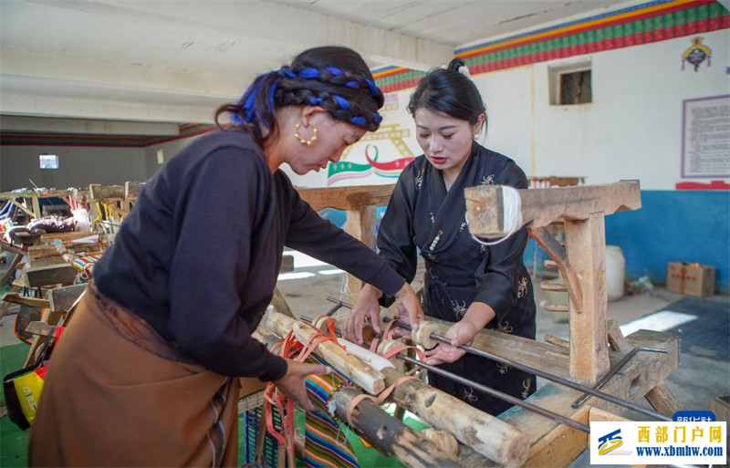 西藏“邦典之乡”:传承千年非遗技艺 绘就高原多彩画卷(图1) 西藏“邦典之乡”:传承千年非遗技艺 绘就高原多彩画卷(图1)