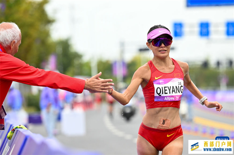 泪水下的荣光——切阳什姐载誉归乡记(图3) 泪水下的荣光——切阳什姐载誉归乡记(图3)