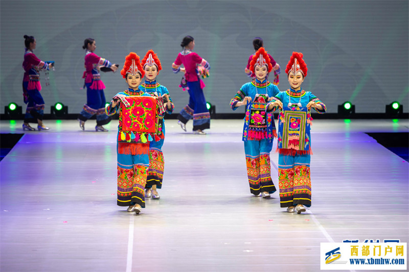 首届楚雄时装周盛典举办(图1) 首届楚雄时装周盛典举办(图1)