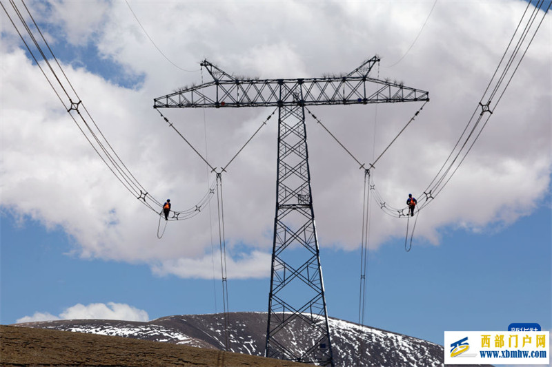 “电力天路”青藏联网工程双向累计送电突破200亿千瓦时(图1) “电力天路”青藏联网工程双向累计送电突破200亿千瓦时(图1)