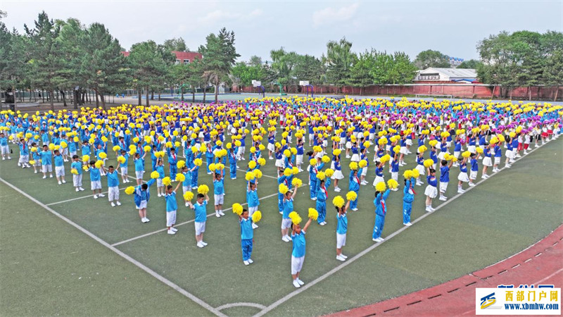 内蒙古扎兰屯:校园啦啦操 快乐舞起来(图1) 内蒙古扎兰屯:校园啦啦操 快乐舞起来(图1)