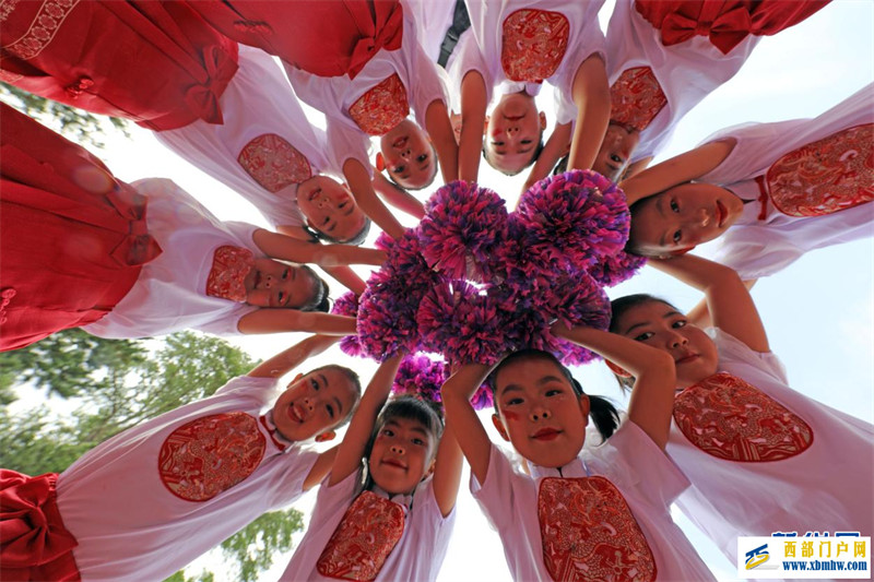 内蒙古扎兰屯:校园啦啦操 快乐舞起来(图2) 内蒙古扎兰屯:校园啦啦操 快乐舞起来(图2)