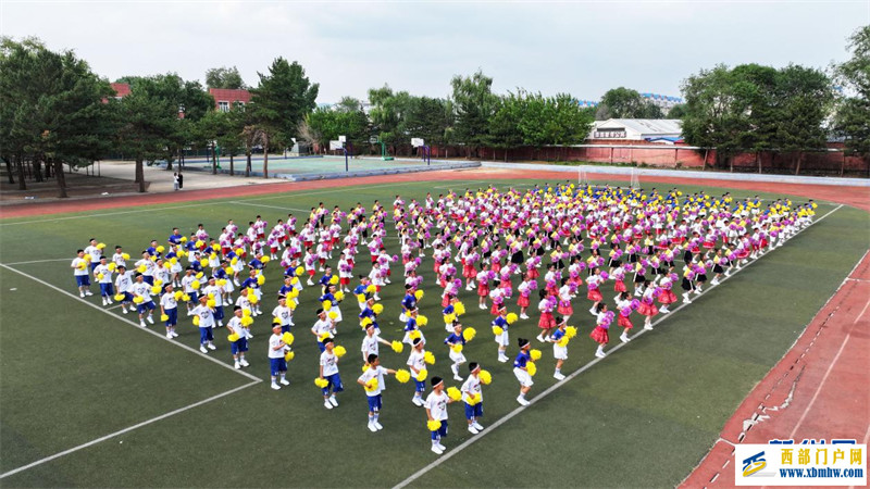 内蒙古扎兰屯:校园啦啦操 快乐舞起来(图3) 内蒙古扎兰屯:校园啦啦操 快乐舞起来(图3)