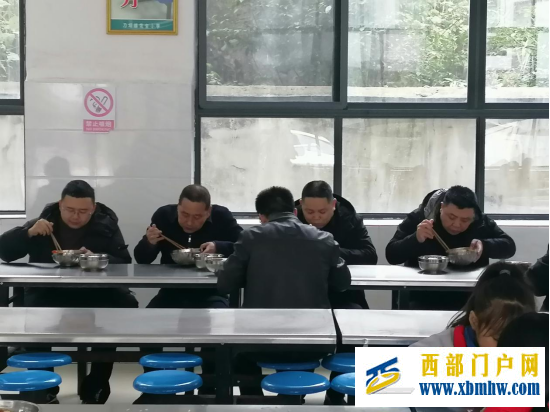 印江县政协副主席张安兵一行督导刀坝小学食品安全与膳食经费管理工作(图1) 2A5F7F6668D0BBEE0893455BADBCCB90.png