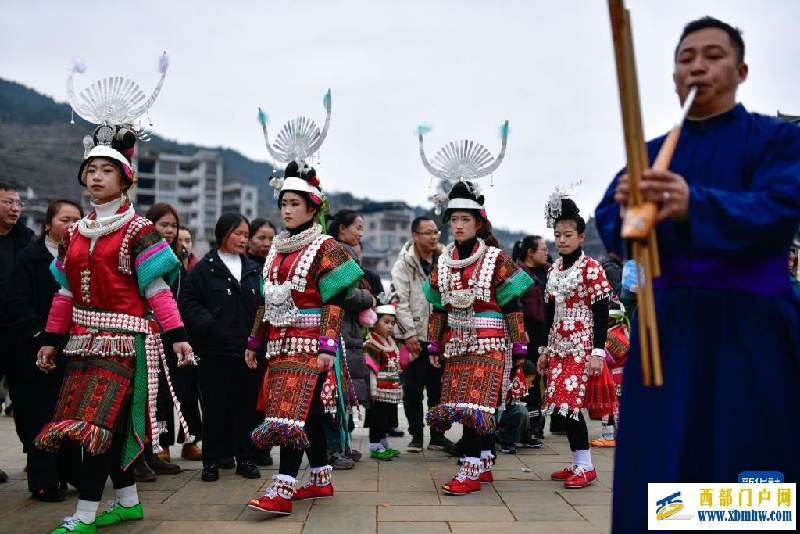 两对苗族双胞胎姐妹共赴“甘囊香”(图7)